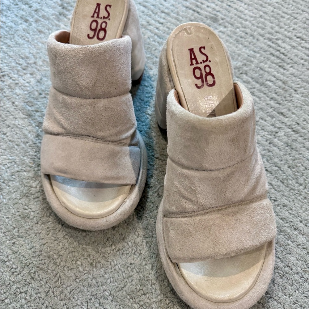 A.S.98 Women's Ice color Suede - great condition feels like walking on clouds